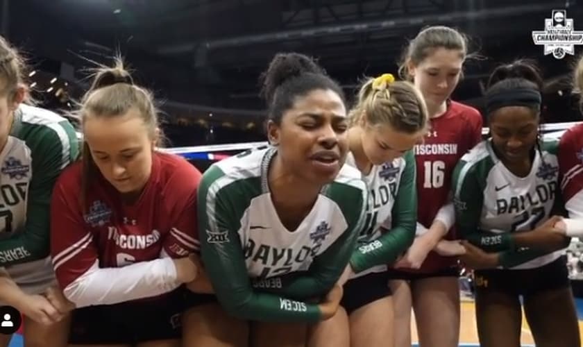 Jogadoras oram após partida acirrada de Vôlei nos EUA. (Imagem: Instagram)