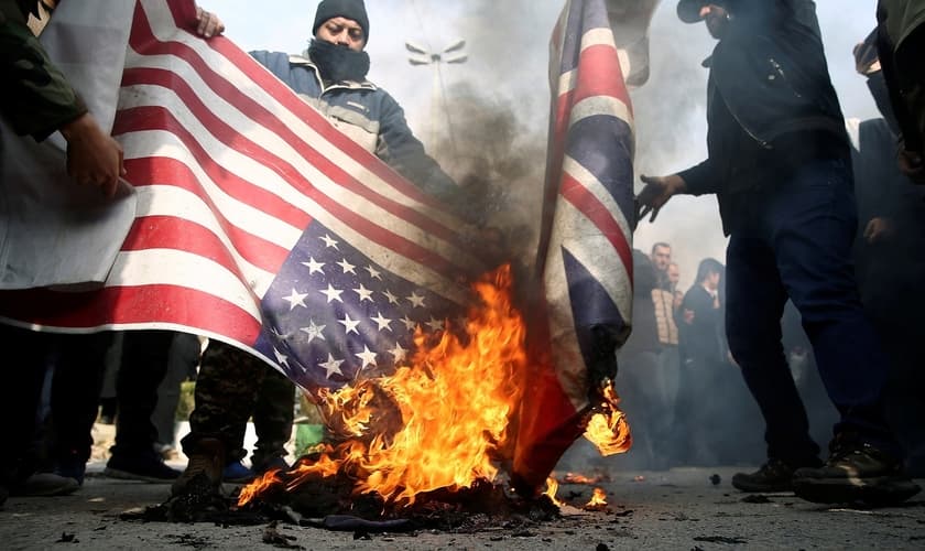 Manifestantes protestam no Irã contra a morte do general Qassem Soleimani no Iraque. (Foto: West Asia News Agency/Nazanin Tabatabaee via Reuters)