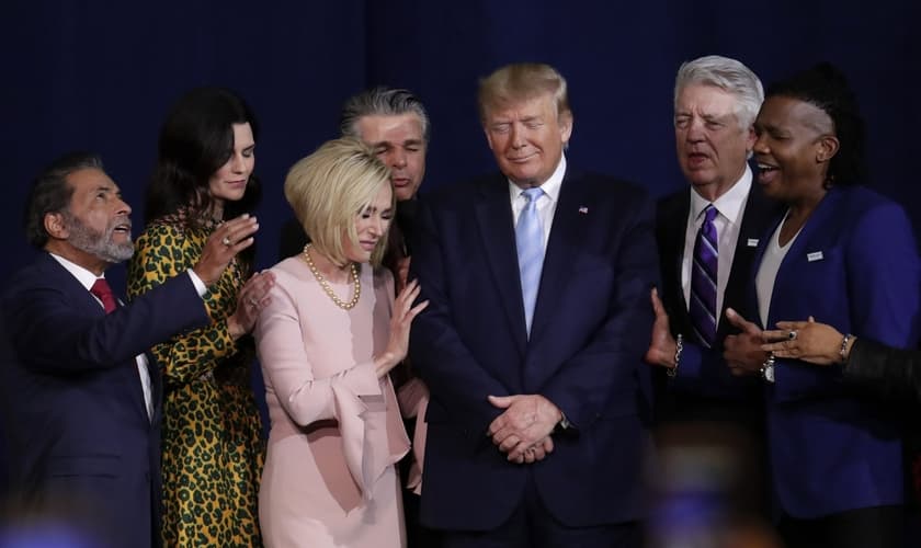 Líderes evangélicos oram pelo presidente Donald Trump na Igreja El Rey Jesús, em Miami. (Foto: AP/Lynne Sladky)