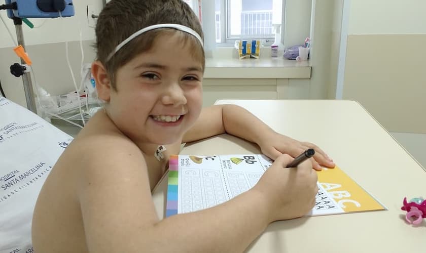 Júlia Abrame comemora sucesso de transplante de medula óssea. (Foto: Arquivo Pessoal/Adriana Abrame)