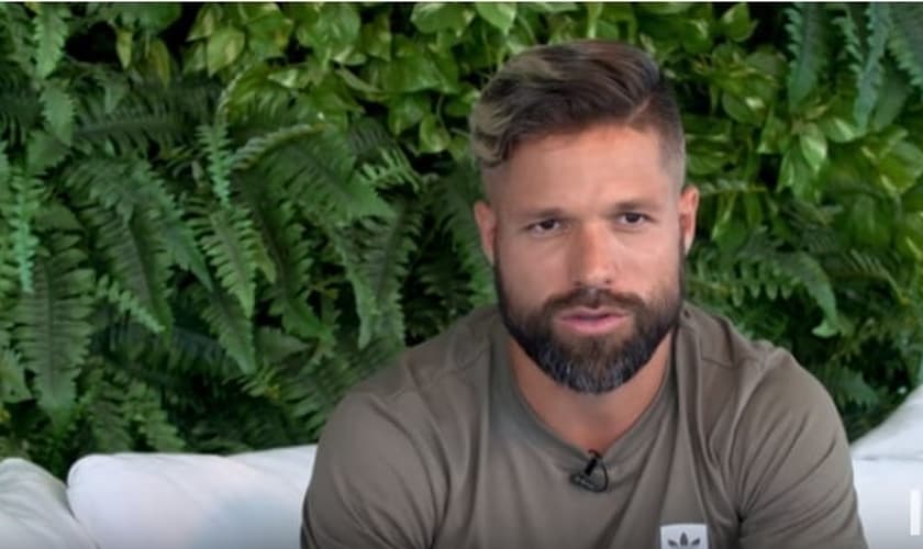 Diego concedeu entrevista em sua casa ao programa "Nova Talk", apresentado pelo pastor Maurício Fragale. (Imagem: Youtube / Reprodução)