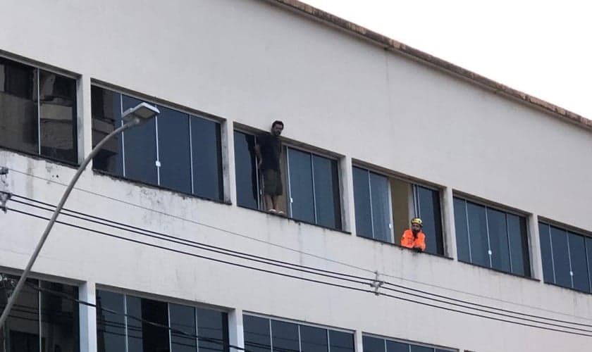 Homem de 43 anos desistiu de cometer suicídio após multidão cantar. (Foto: Reprodução/Patos Já)