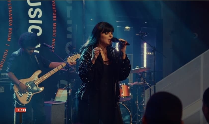 Fernanda Brum gravou o EP ao vivo, no YouTube Space Rio. (Imagem: YouTube / Reprodução)