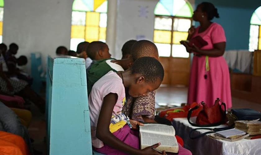 Crianças africanas leem a Bíblia. (Foto: Reprodução/Childcare Worldwide)