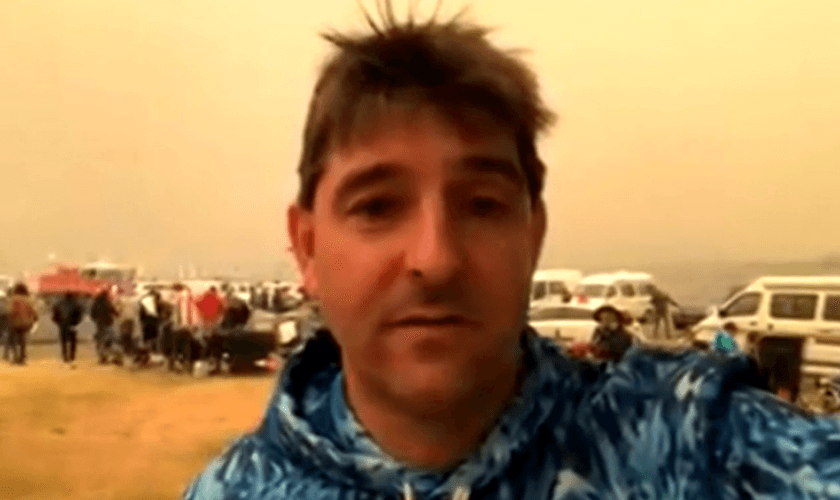 Filmagens de David Jeffery falando do cais de Mallacoota, na Austrália. (Foto: BBC News)