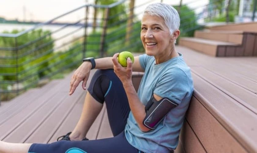 Fazer exercícios e ter uma dieta equilibrada reduz o risco de aparecimento de doenças cardiovasculares, câncer e diabetes. (Foto: Getty Images/BBC)