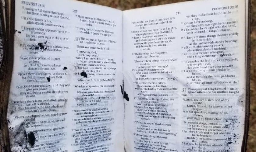 Bíblia permaneceu intacta após incêndio que devastou casa nos EUA. (Foto: Ashlee Pham)