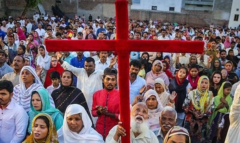 Cristãos perseguidos protestam contra a intolerância religiosa. (Foto: CBN News)