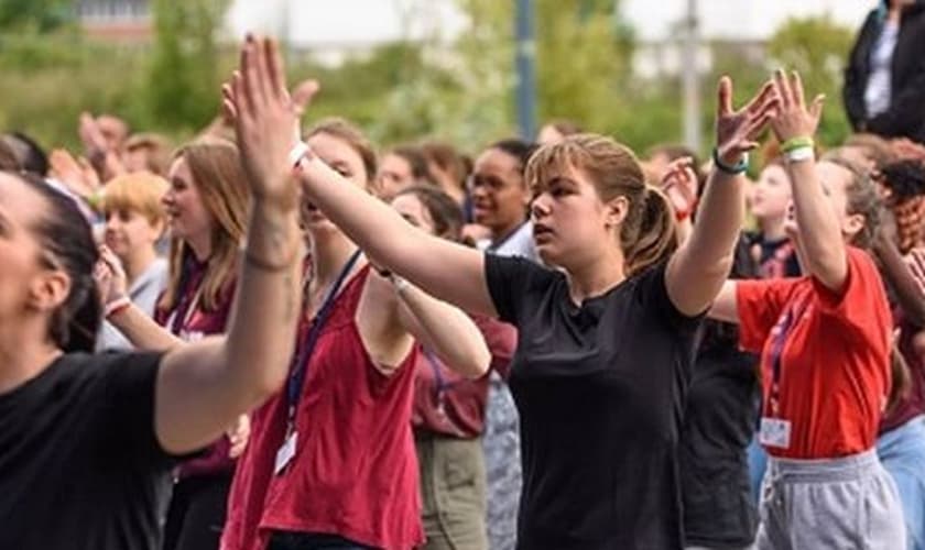 Evangélicos durante culto, na França. (Foto: Reprodução/Noticia Cristiana)