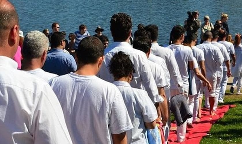 Ex-muçulmanos convertidos se alinham para batismo. (Foto:  Max Shimba Ministries)