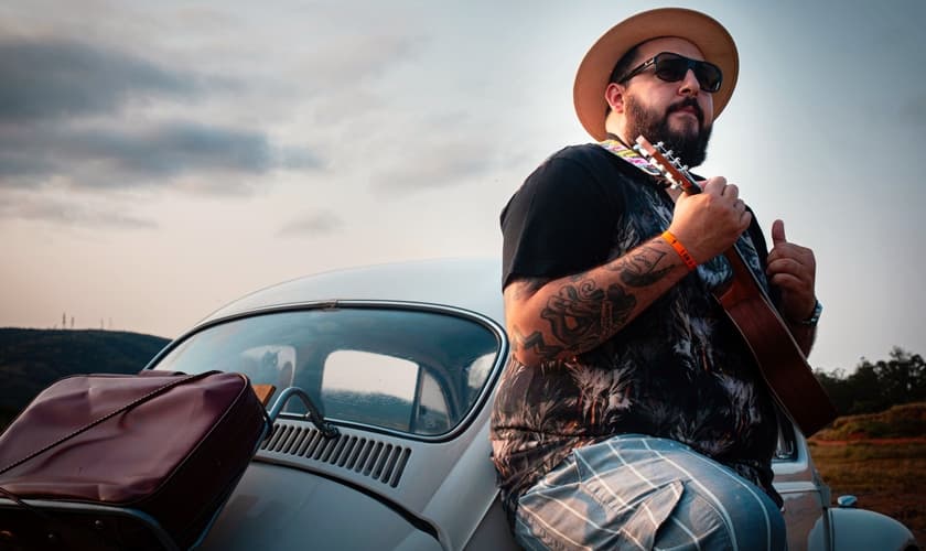 Cantor Mantovani está lançando nova versão do single "Em Teu Nome". (Foto: Divulgação)