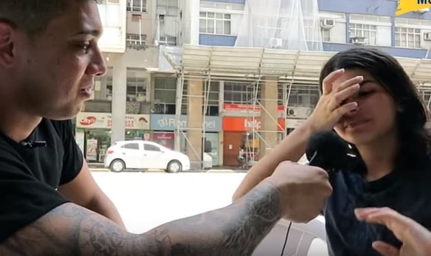 A jovem entrou em um debate de ideias com o policial militar e youtuber Gabriel Monteiro. (Imagem: Youtube / Reprodução)