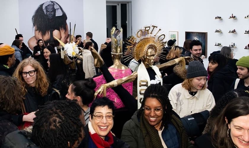 Com estátua escrito “deus” com coroa com inscrição “aborto”, grupo abortista se reúne em Nova York. (Foto: Reprodução/Instagram)