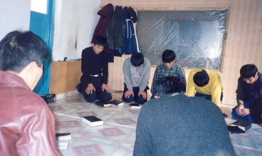Cristãos precisam se reunir em locais secretos na Coreia do Norte. (Foto: World Help)