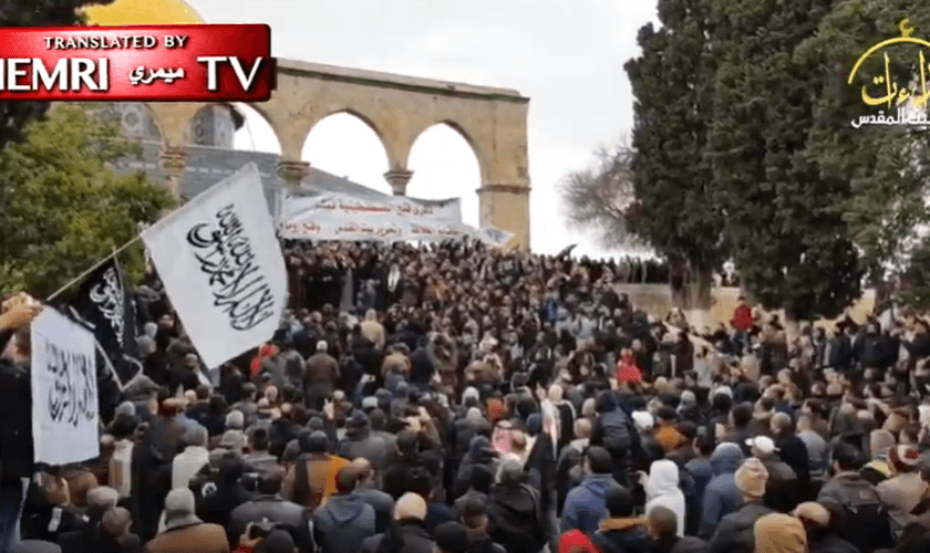 O pregador palestino Nidhal Siam diante de uma multidão de fiéis muçulmanos na Mesquita Al-Aqsa. (Foto: MEMRI)