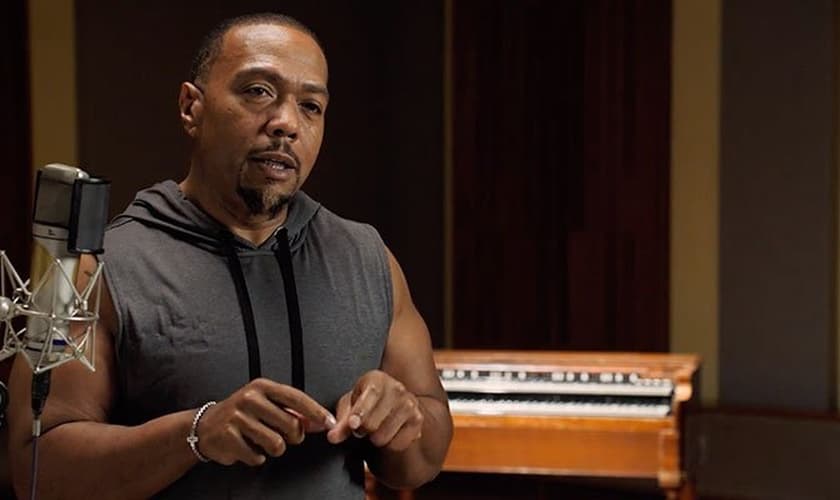 Após emagrecer mais de 50 quilos, o cantor tem compartilhado como Deus o está "reconstruindo". (Foto: Youtube / Reprodução)