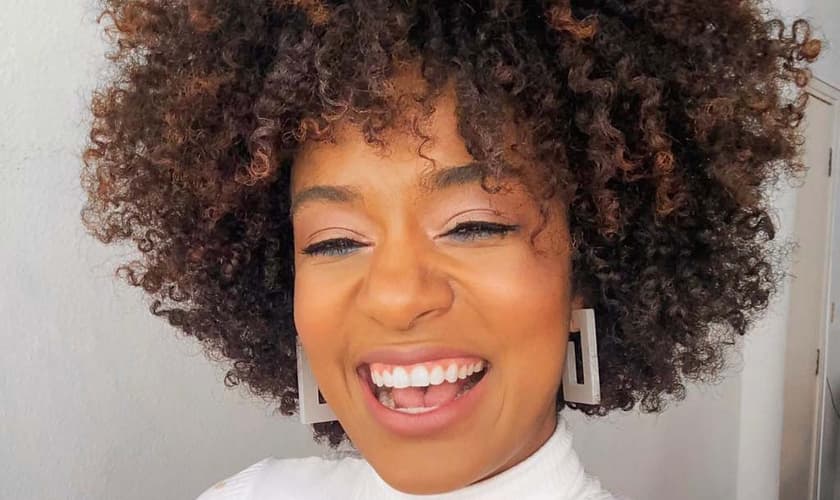 Sah Oliveira dá dicas para cabelos crespos no site Universa. (Foto: Reprodução/Universa)