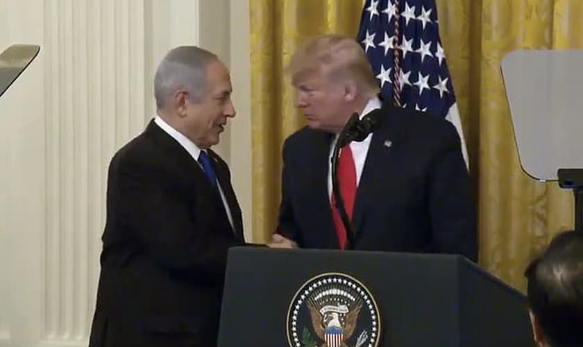 Trump durante anúncio do plano de paz, ao lado de Benjamin Netanyahu. (Foto: Reprodução/ Daily Mail)