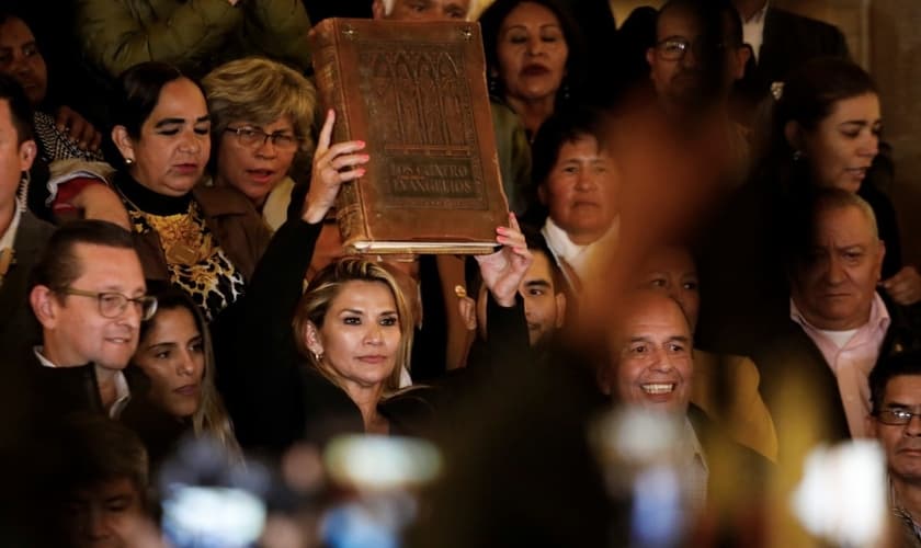 Senadora Jeanine Anez segura a Bíblia após se declarar presidente interina da Bolívia. (Foto: Reuters/Marco Bello)