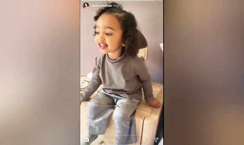 A pequena Chicago já ultrapassou 3 milhões de curtidas, cantando no Instagram de sua mãe, Kim Kardashian West. (Imagem: Instagram / Reprodução)