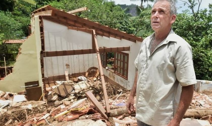 O aposentado Getúlio Bolzan perdeu a casa em um deslizamento de terra, mas viveu um livramento. (Foto: Fernando Madeira/A Gazeta)
