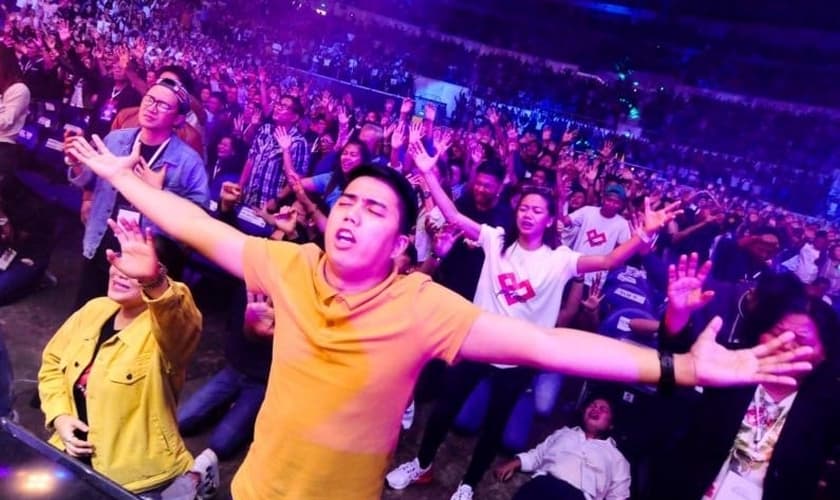 Movimento de oração entre jovens nas Filipinas. (Foto: Reprodução/Facebook)