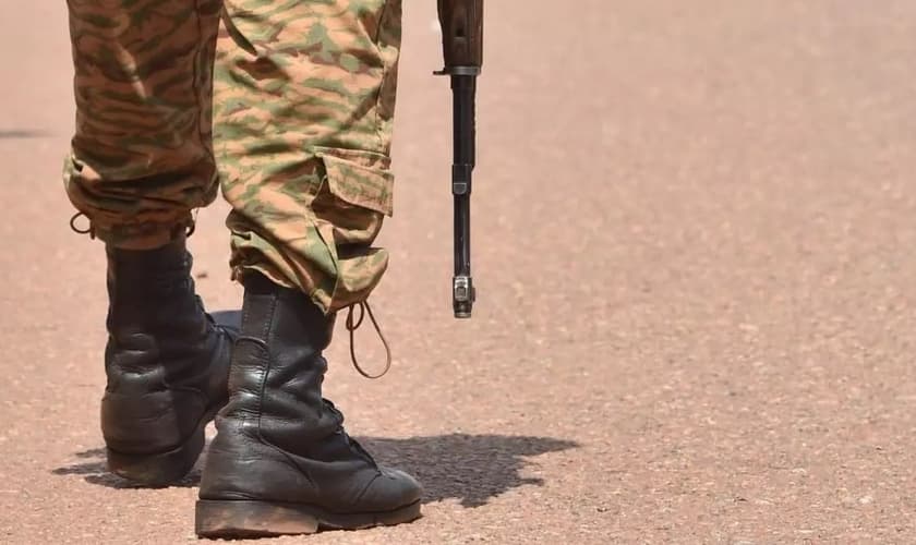 Soldados patrulham Burkina Faso após ataque terrorista em vilarejo. (Foto: Reprodução/AFP) 