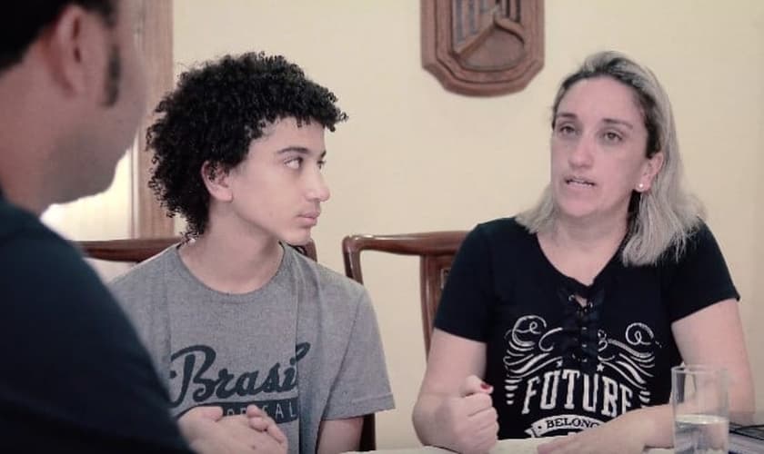 Crislane (direita) e Arthur (centro) contam seu testemunho para o cantor Thalles Roberto. (Imagem: Youtube / Reprodução)