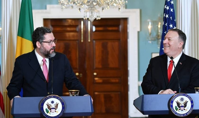 O ministro das Relações Exteriores, Ernesto Araújo, e o secretário de Estado americano, Mike Pompeo, em uma entrevista coletiva em Washington. (Foto: Mandel Ngan / AFP)