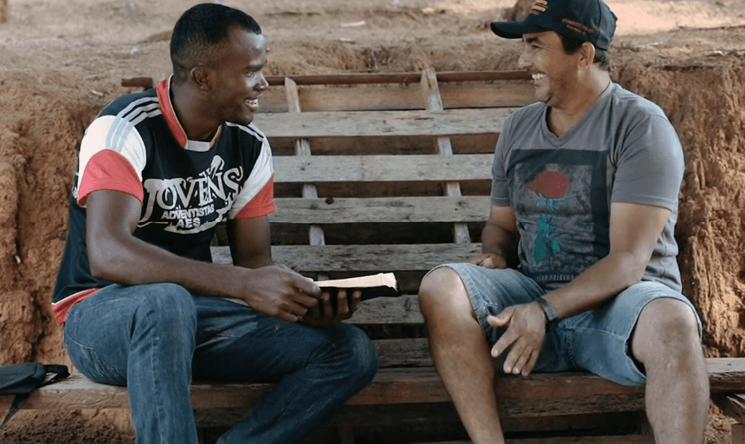 Sandro Pereira divide sua rotina entre o trabalho na roça e estudos bíblicos. (Foto: Igreja Adventista do Sétimo Dia)