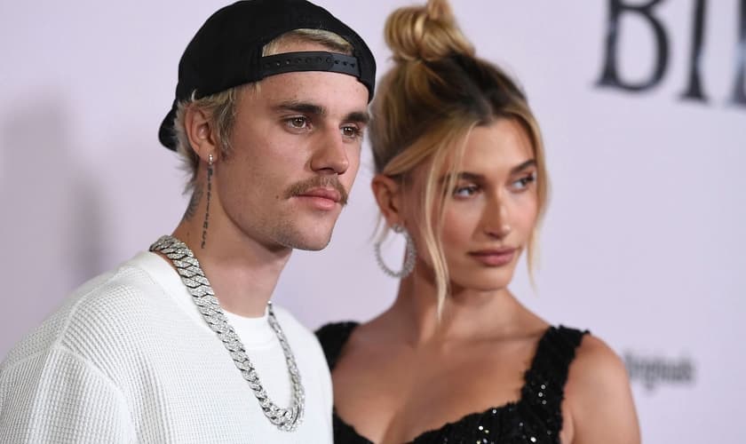 Justin Bieber ao lado da esposa, Hailey Bieber. (Foto: Jordan Strauss/Invision/AP/Shutterstock)