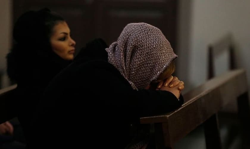 Cristãs oram em igreja no Irã. (Foto: The Hill)