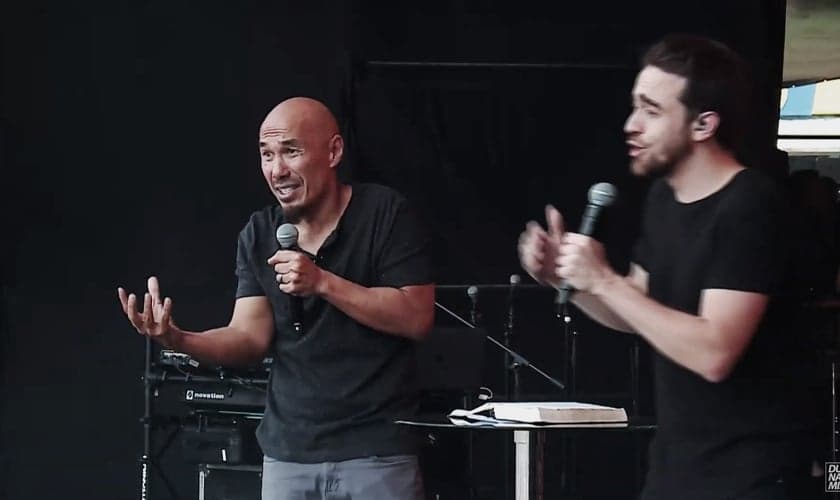 O pastor Francis Chan em ministração no The Send Brasil, no Estádio do Morumbi. (Foto: Reprodução/The Send)
