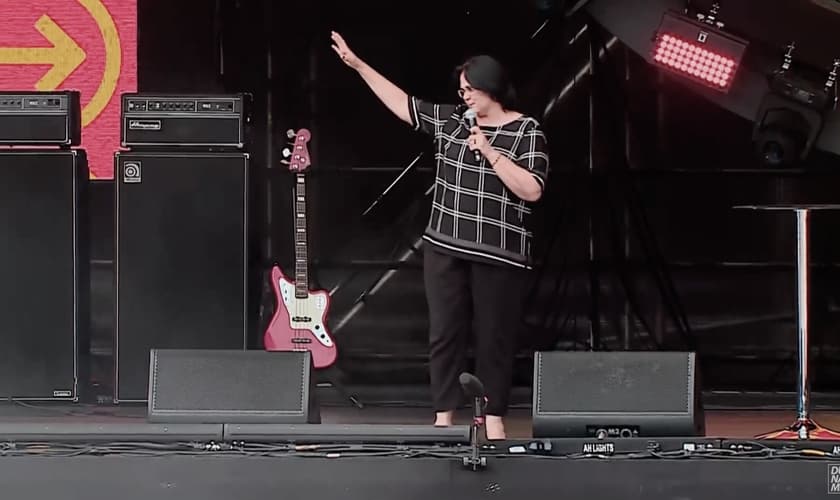 A ministra Damares Alves incentivou a adoção em discurso no The Send Brasil. (Foto: The Send)