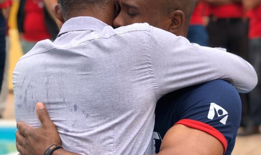 Weldes entrou na água após o filho ser batizado e o abraçou emocionado. (Foto: Luciano Salviano)