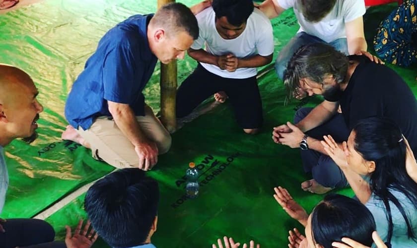Francis Chan e equipe do ministério Crazy Love ora em viagem a Hong Kong. (Foto: Kevin Kim)