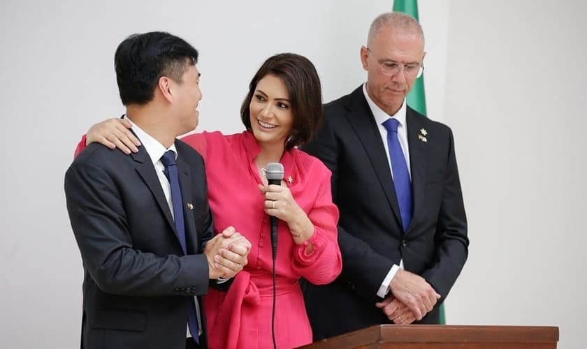 Juliano Son ao lado da primeira-dama Michelle Bolsonaro e do embaixador israelense Yossi Shelley. (Foto: Pátria Voluntária)