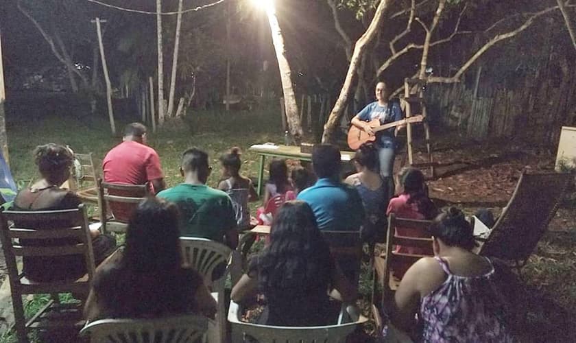 Os missionários Ednardo Neves e Gabriela Muzy plantaram a Igreja Batista Missionária no interior do Amazonas. (Foto: Missões Nacionais)