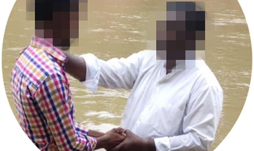 Ex-hindu sendo batizados nas águas após entregar sua vida a Jesus. (Foto: Reprodução/Biglife)