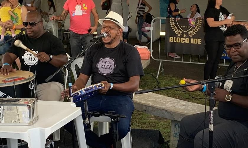 Willian Batista (centro) deixou a droga e as noitadas depois de conversar com evangélicos no sambódromo. (Foto: Reprodução/Felipe Pereira)