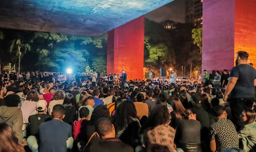 Gabriel Cantarino, pastor da Igreja ONE em São Paulo, em pregação no MASP, na Avenida Paulista. (Foto: Igreja ONE SP)