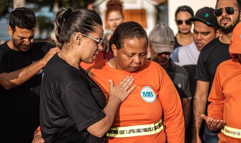 Servidores da limpeza receberam oração e café da manhã. (Foto: Igreja Base Church/Divulgação)