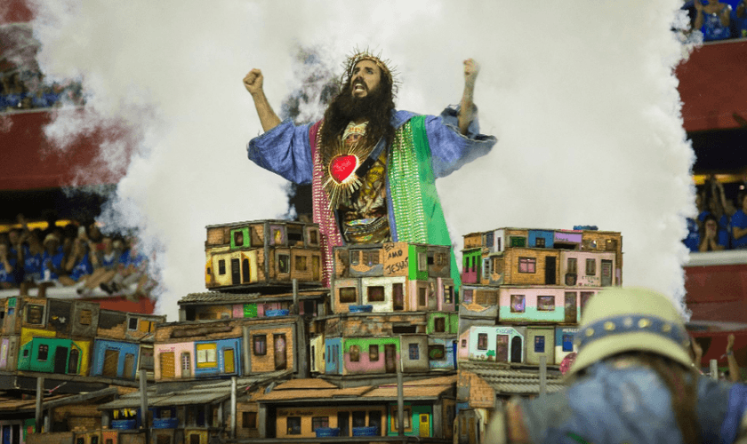 Desfile da Mangueira na Sapucaí usou a figura de Jesus Cristo. (Foto: Júlio César Guimarães/UOL)