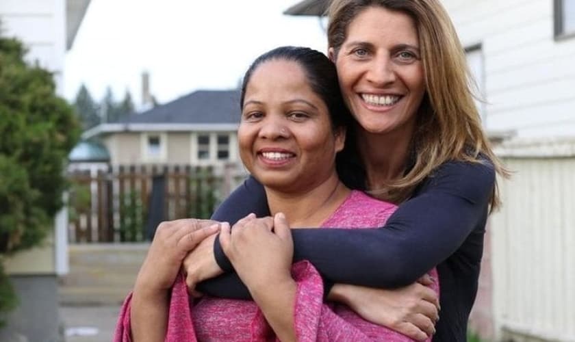 Asia Bibi (à esquerda) com a jornalista francesa Anne-Isabelle Tollet. (Foto: Reprodução/Twitter)
