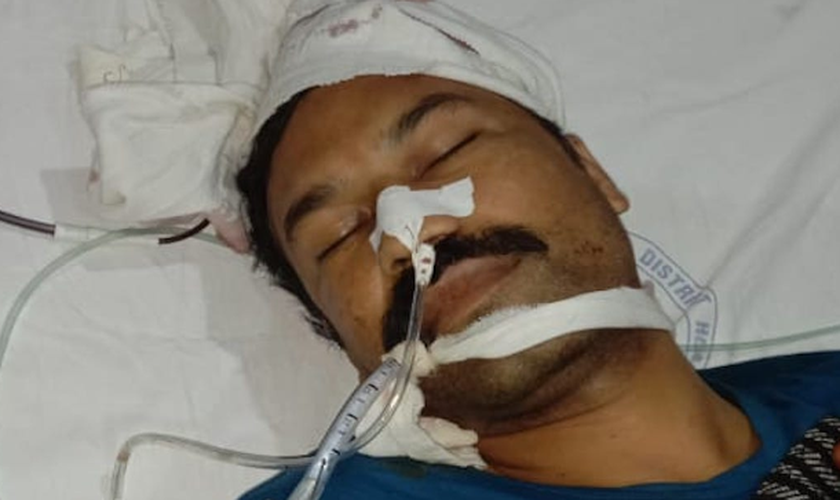 Azeem Gulzar no Hospital Civil Sahiwal, na província de Punjab, no Paquistão, depois de ser baleado em uma disputa pela construção de uma igreja. (Foto: : Reprodução/Centro de Assistência Jurídica)