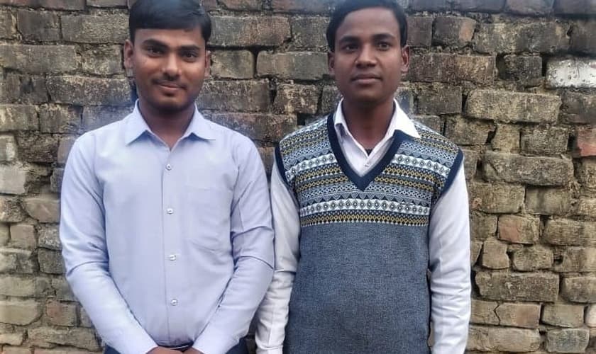 Os pastores Om Prakash (à esquerda) e Ajay Kumar enfrentam acusações infundadas em Uttar Pradesh, na Índia. (Foto: Reprodução/Morning Star News)