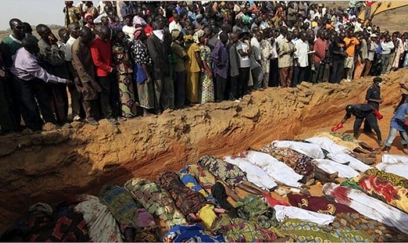 Cristãos fazem enterro coletivo de vítimas de terroristas islâmicos na Nigéria. (Foto: Reprodução/Christian Today)
