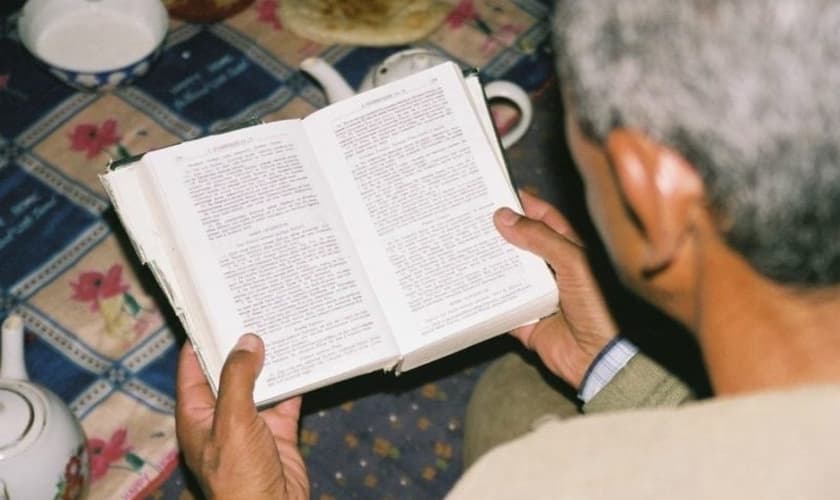 Cristão lê a Bíblia no Tajiquistão. (Foto: Portas Abertas - EUA)