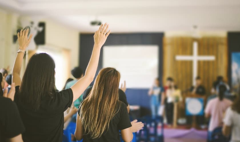 Pessoas reunidas em culto. (Foto: Reprodução/Relevant)