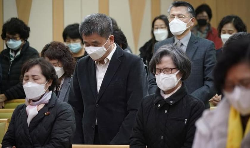 Fiéis participam de culto com máscaras para proteger a boca e o nariz e evitar contaminação. (Foto: Tempo.co.English)